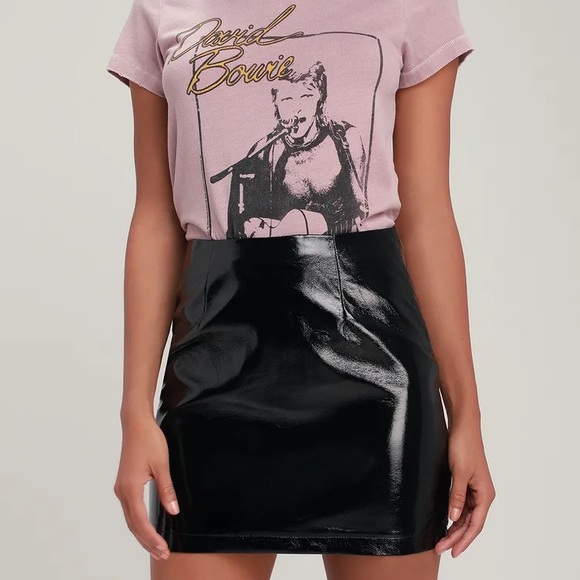 Lulu’s super shiny faux leather mini skirt - Picture 3 of 5